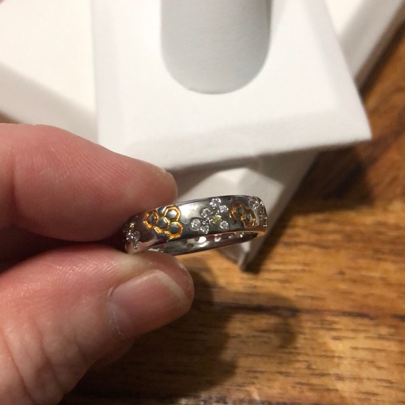 So pretty Bee 🐝 hive 925 Sterling Silver ring - Picture 4 of 5